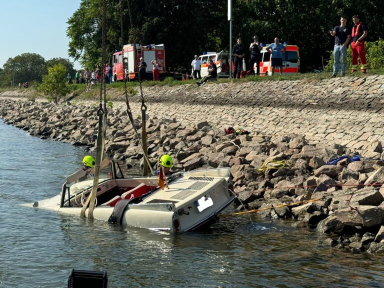 Presseinformation 13/2024 Amphibienfahrzeug sinkt im Rhein