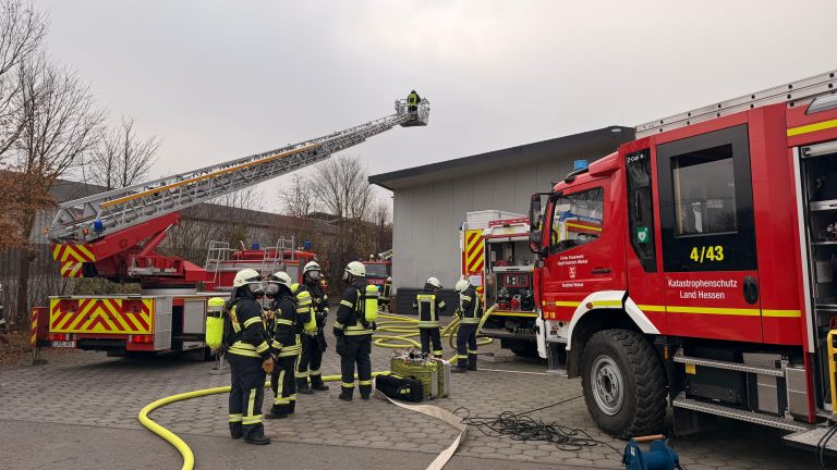 FW Rheingau-Taunus: Wohnungsbrand in einer Lager- und Produktionshalle